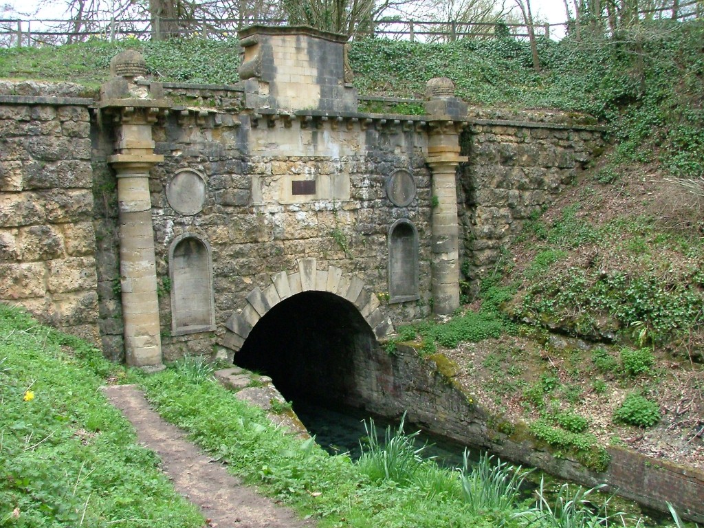 C:\Users\Roger\Desktop\Southern_portal,_Sapperton_canal_tunnel_(uncropped).jpg